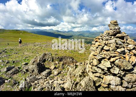 Einsamer Wanderer auf dem foothpath entlang zu Whiteside Bank Stockfoto