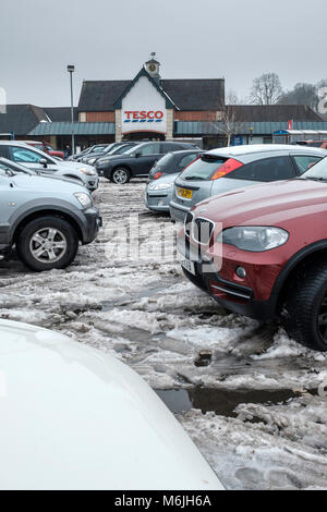 Schneematsch IM SUPERMARKT PARKPLATZ NACH starker Schneefall, WALES UK Stockfoto