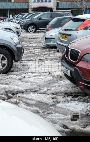 Schneematsch IM SUPERMARKT PARKPLATZ NACH starker Schneefall, WALES UK Stockfoto