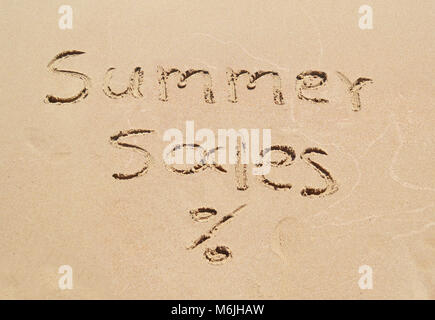 Sommer Verkäufe auf Sand geschrieben - Saisonale Rabatt shopping Stockfoto