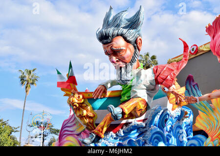 Acireale (CT), Italien - 11. Februar 2018: Detail einer allegorischen Darstellung einer Float-Figuren während der Karnevalszug durch die Straßen von Stockfoto