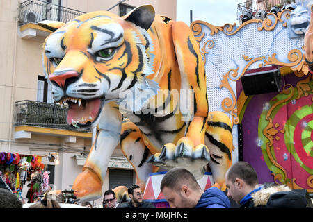 Acireale (CT), Italien - 11. Februar 2018: Detail einer allegorischen Darstellung von float ein Tiger während der Karnevalszug durch die Straßen von Acireale. Stockfoto