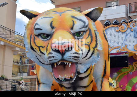 Acireale (CT), Italien - 11. Februar 2018: Detail einer allegorischen Darstellung von float ein Tiger während der Karnevalszug durch die Straßen von Acireale. Stockfoto