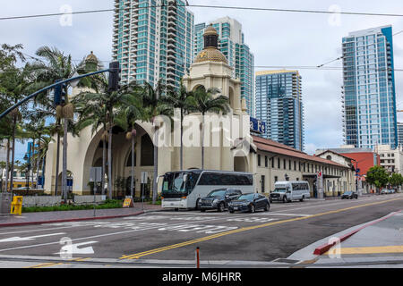 San Diego, Kalifornien, USA - Santa Fe Union Bahnhof für Züge. In der Spanischen Colonial Revival Stil eröffnet 1915. Innenstadt von San Diego. Stockfoto