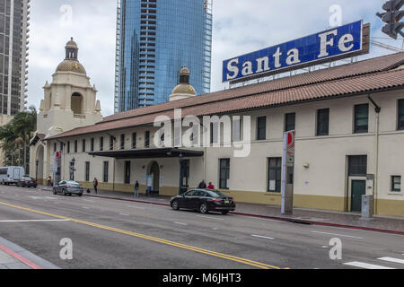 San Diego, Kalifornien, USA - Santa Fe Union Bahnhof für Züge. In der Spanischen Colonial Revival Stil eröffnet 1915. Innenstadt von San Diego. Stockfoto