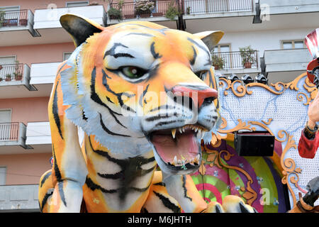 Acireale (CT), Italien - 11. Februar 2018: Detail einer allegorischen Darstellung von float ein Tiger während der Karnevalszug durch die Straßen von Acireale. Stockfoto