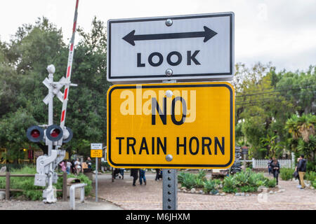 Zug Fußgängerzone Bahnübergang Warnung Aussehen kein Zug horn Schild am Bahnhof San Juan Capistrano, Kalifornien, USA. Stockfoto