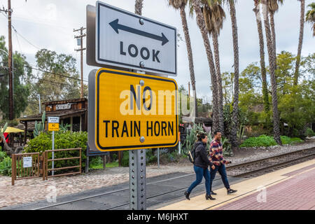 Zug Fußgängerzone Bahnübergang Warnung Aussehen kein Zug horn Schild am Bahnhof San Juan Capistrano, Kalifornien, USA. Stockfoto