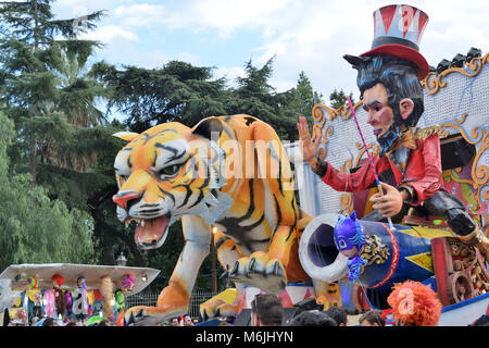 Acireale (CT), Italien - 11. Februar 2018: Detail einer allegorischen Schwimmer, die verschiedene Zirkus Zeichen in den Karneval Parade entlang der Stree Stockfoto