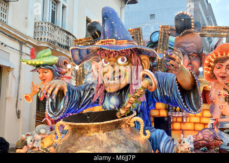 Acireale (CT), Italien - 11. Februar 2018: Detail einer allegorischen float Darstellung einer Hexe während der Karnevalszug durch die Straßen von Acireale. Stockfoto