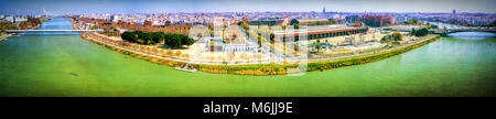 Der Fluss Guadalquivir und die Stadt Sevilla ab Schlinder Turm in Insel Cartuja gesehen. Hochauflösende Panorama aus 7 Frames. Stockfoto