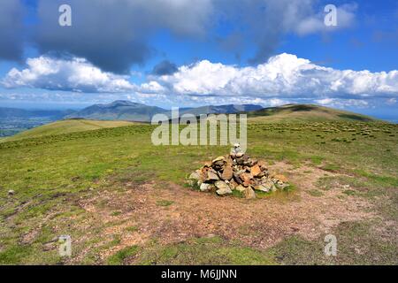 Cairn auf dem Gipfel des Stybarrow Dodd Stockfoto