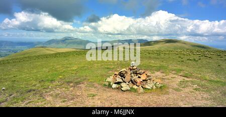 Cairn auf dem Gipfel des Stybarrow Dodd Stockfoto