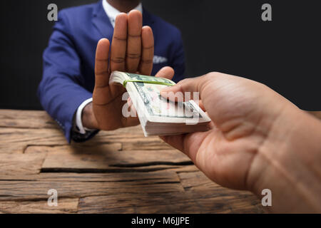 Nahaufnahme der Geschäftsmann Hand ablehnen, Schmiergeld Partner zu nehmen Stockfoto