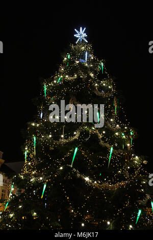 CESKE BUDEJOVICE, TSCHECHIEN - Dezember 2, 2017: Das historische Stadtzentrum. Isolierte Weihnachtsbaum Stockfoto