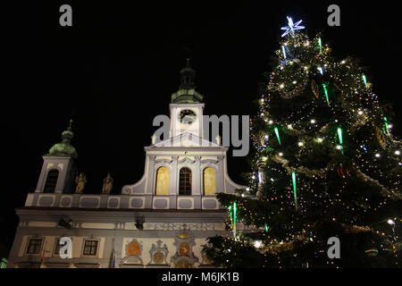 CESKE BUDEJOVICE, TSCHECHIEN - Dezember 2, 2017: Das historische Stadtzentrum. Weihnachtsbaum mit Rathaus Stockfoto