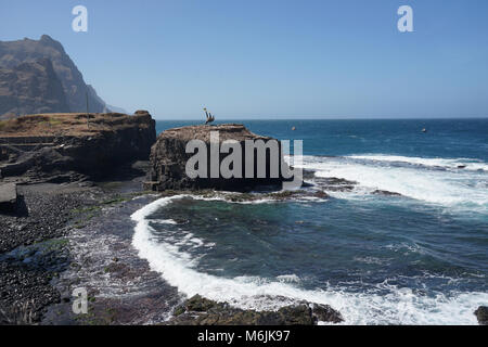 Scuba Diver Statue auf einem Felsen, mit Blick auf das Meer, Ponta do Sol, Santo Antao, Kap Verde Stockfoto