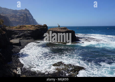 Scuba Diver Statue auf einem Felsen, mit Blick auf das Meer, Ponta do Sol, Santo Antao, Kap Verde Stockfoto
