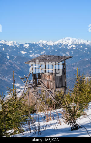 Watch Tower Auf verschneiten Berg Rennfeld Blick über das Tal auf die Berge und Hochturm Mürztal Eisenerzer Reichenstein Stockfoto