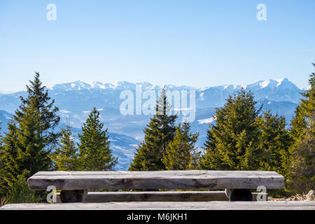 Panoramablick auf die verschneite Landschaft malerischen Blick von der Bank aus Holz vom Gipfel des Berges Rennfeld und fernen Berggipfeln Ankogel, Hafner, goesseck im Winter Stockfoto