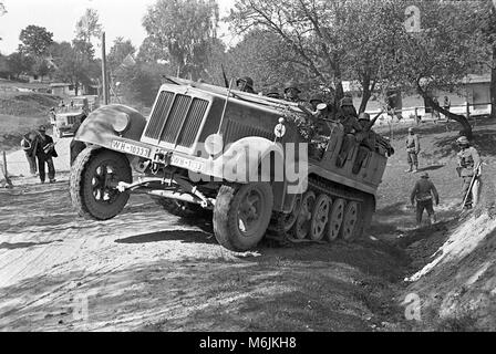 Deutsche Wehrmacht Truppen in SdKfz 6 Half-track militärisches Fahrzeug in der Nähe von sambor Polen 1939 während der Invasion von Polen. Das Gebiet ist heute als Sambir in der Ukraine. Stockfoto