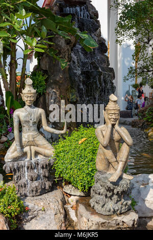 Wat Pho, Bangkok, Thailand, 03. März 2018 gemeißelte Figuren im Wat Pho, auf dem Fluss Chao Phraya. Stockfoto