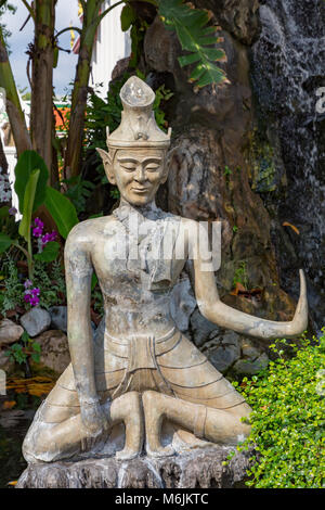 Wat Pho, Bangkok, Thailand, 03. März 2018 gemeißelte Figuren im Wat Pho, auf dem Fluss Chao Phraya. Stockfoto