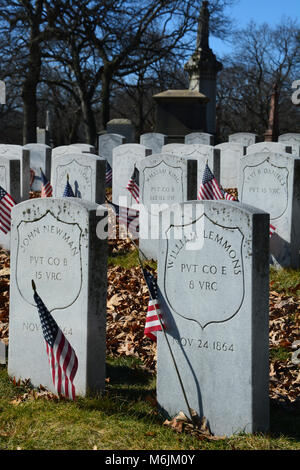 Amerikanische Fahnen sind die Grundsteine der Union Soldaten gepflanzt während des Bürgerkriegs im militärischen Bereich der Rosehill Cemetery in Chicago getötet Stockfoto