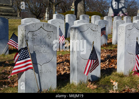 Amerikanische Fahnen sind die Grundsteine der Union Soldaten gepflanzt während des Bürgerkriegs im militärischen Bereich der Rosehill Cemetery in Chicago getötet Stockfoto