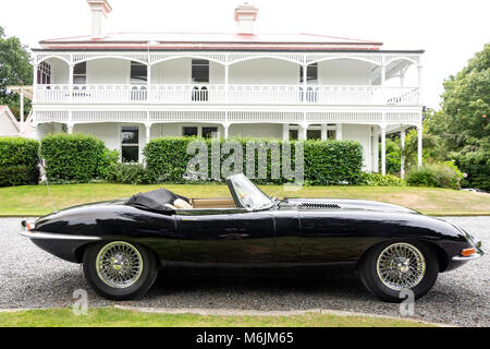 Jaguar E-Type klassische Sportwagen 1966 über Auffahrt, Rakaia, Region Canterbury, Neuseeland Stockfoto