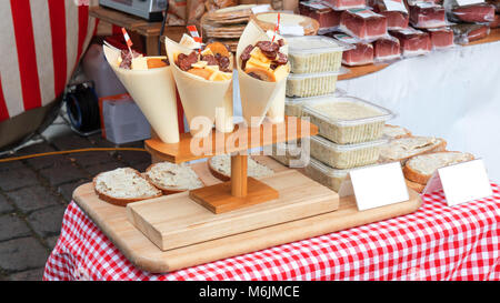 Die Snackbar, Variation von Käse und Wurst in das Papier Konus an Street Food Farmers Market. Brot mit verbreiten. Stockfoto