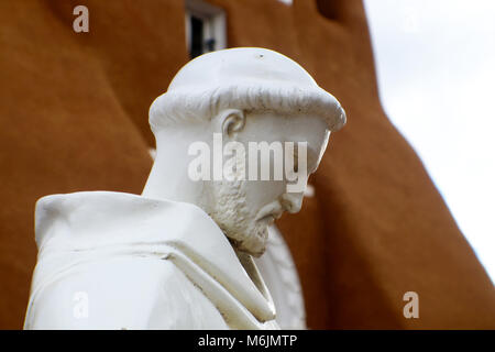 Statue des Hl. Franziskus von Asisi vor San Francisco De Asis Mission Church in Taos New Mexico Stockfoto