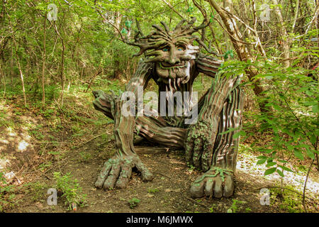 Woodland greenman Skulptur Einstellung in Wald dappled mit Sonne und Schatten an Renassiance Festival Muskogee Oklahoma USA 5 21 2016 Stockfoto