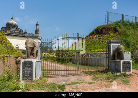 Madikeri, Indien - 31. Oktober 2013: Gate Eingang mit Elefant Statuen zu dem mausoleum Domain für den Haleri Könige, der Raja Gräber. Blauer Himmel und gre Stockfoto