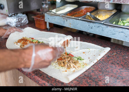 Kochen Prozess der shawarma, traditionellen türkischen Fleisch, Workflow closeup, Set Stockfoto