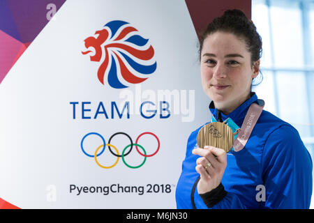 London, Großbritannien. 26. Februar, 2018. Laura Deas zeigt Skelett Bronzemedaille ihrer Frauen als die British Olympic Association (BOA) begrüßt Team GB athle Stockfoto