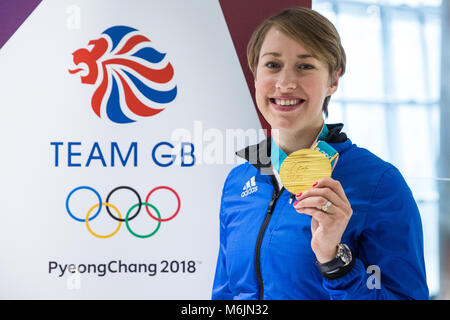 London, Großbritannien. 26. Februar, 2018. Lizzy Yarnold zeigt Skelett Gold der Frauen Medaillen, die Sie bei Pyeongchang 2018 gewann, als die britische olympische Asso Stockfoto