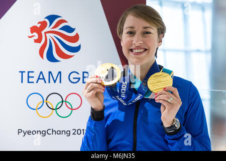 London, Großbritannien. 26. Februar, 2018. Lizzy Yarnold zeigt Skelett Gold der Frauen Medaillen, die Sie bei Pyeongchang 2018 gewann, als die britische olympische Asso Stockfoto