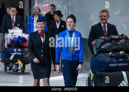 London, Großbritannien. 26. Februar, 2018. Laura Deas zeigt Skelett Bronzemedaille ihrer Frauen als die British Olympic Association (BOA) begrüßt Team GB athle Stockfoto