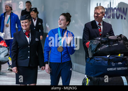 London, Großbritannien. 26. Februar, 2018. Laura Deas zeigt Skelett Bronzemedaille ihrer Frauen als die British Olympic Association (BOA) begrüßt Team GB athle Stockfoto