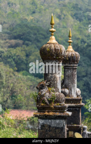 Madikeri, Indien - 31. Oktober 2013: Türmchen auf das Königliche Mausoleum in Raja Grab. Nahaufnahme mit Sockel Statuen von Stier. Grüne Hügel im Rücken. Schuß auf ro Stockfoto