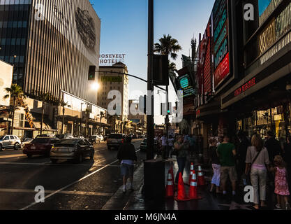 Der Hollywood Boulevard überfüllt mit Touristen in der Nähe des TCL Grauman Chinese Theater im Sommer, Los Angeles, Kalifornien. Stockfoto