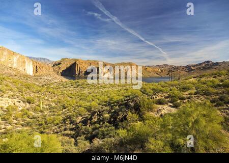 Ferner Canyon See malerische Landschaft Blick auf Apache Trail Land Wüste Straße östlich von Phoenix Arizona USA Stockfoto