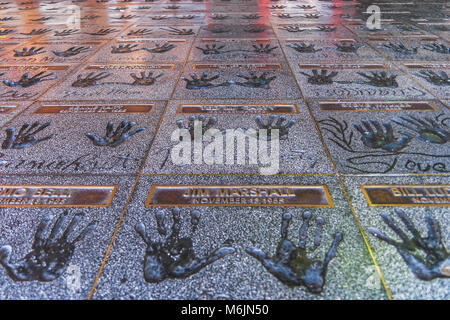 Die Hollywood Rockwalk auf der Terrasse des Guitar Center mit handabdrücke von zahlreichen Rock Musiker und Gitarre greats, Hollywood. Stockfoto