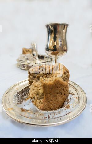 Als Teil ihres Glaubens, Christen nehmen das heilige Abendmahl bestehend aus Essen von Brot und Wein zu trinken, wie Jesus in seine letzte Mahlzeit mit seinen Jüngern tat. Stockfoto