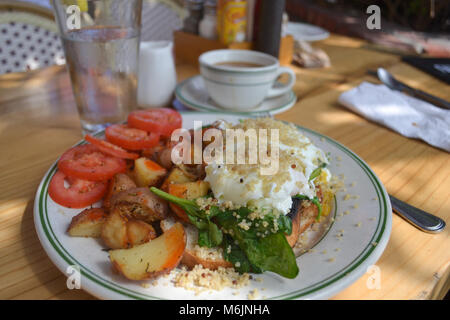 Gesundes amerikanisches Frühstück mit Eiern, die über einfache und gekrönt mit Cous Cous, in einem Restaurant, Café und Bistro Stockfoto