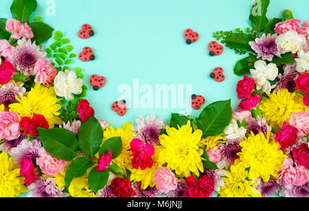 Ostern Frühling overhead flach Anzeige von frischen Blumen auf blau Holz Tisch Hintergrund Stockfoto