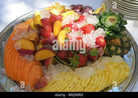 Eine bunte und appetitanregende Teller mit frischem Obst, in Scheiben geschnitten und auf Eis serviert, und ideal für jeden Sommer Party oder Buffet Stockfoto