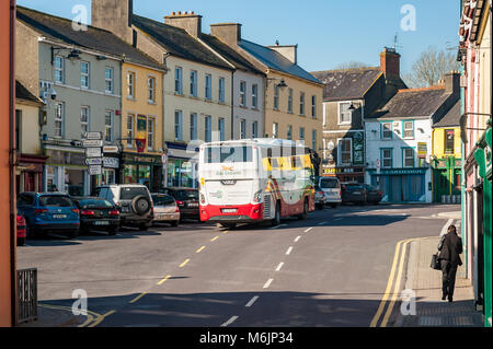 Bus Eireann Expressway Trainer macht einen Stop in Dunmanway, County Cork, Irland. Stockfoto