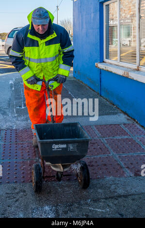 Cork County Council Arbeiter beim Sturm Emma in Schull, County Cork, Irland. Stockfoto
